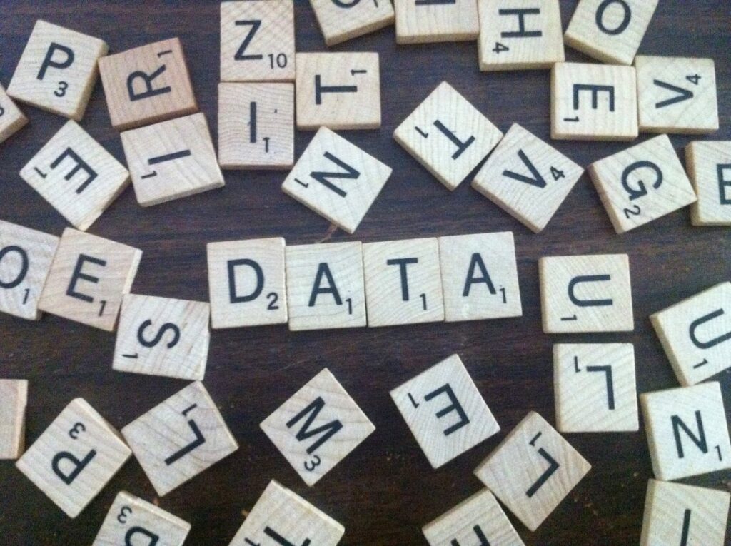 Juego de palabras que forma la palabra "datos"