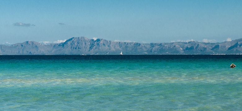 Mar azul claro en España
