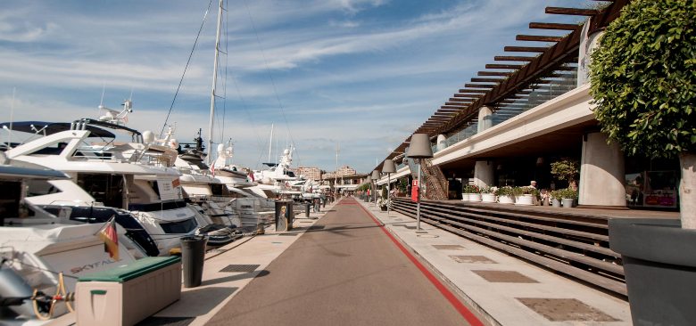 Marina llena de yachts en Mallorca