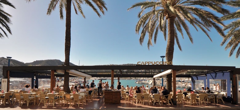 Bar en la playa en España