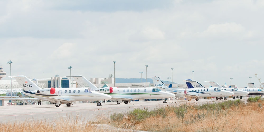 Aviones en un aeropuerto en España