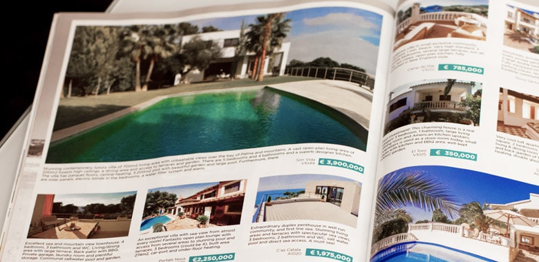Anúncios de inmuebles en una revista del mercado inmobiliario
