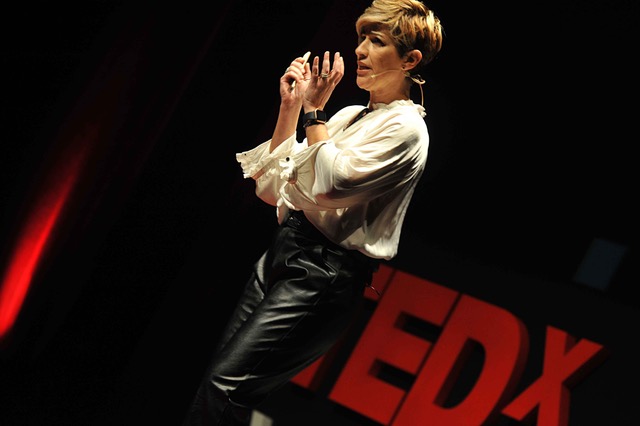Carla Carvalho Dias en una TEDx Talks con el tema: "¿Vale la pena pagar por la capacitación en Servicio al Cliente?"