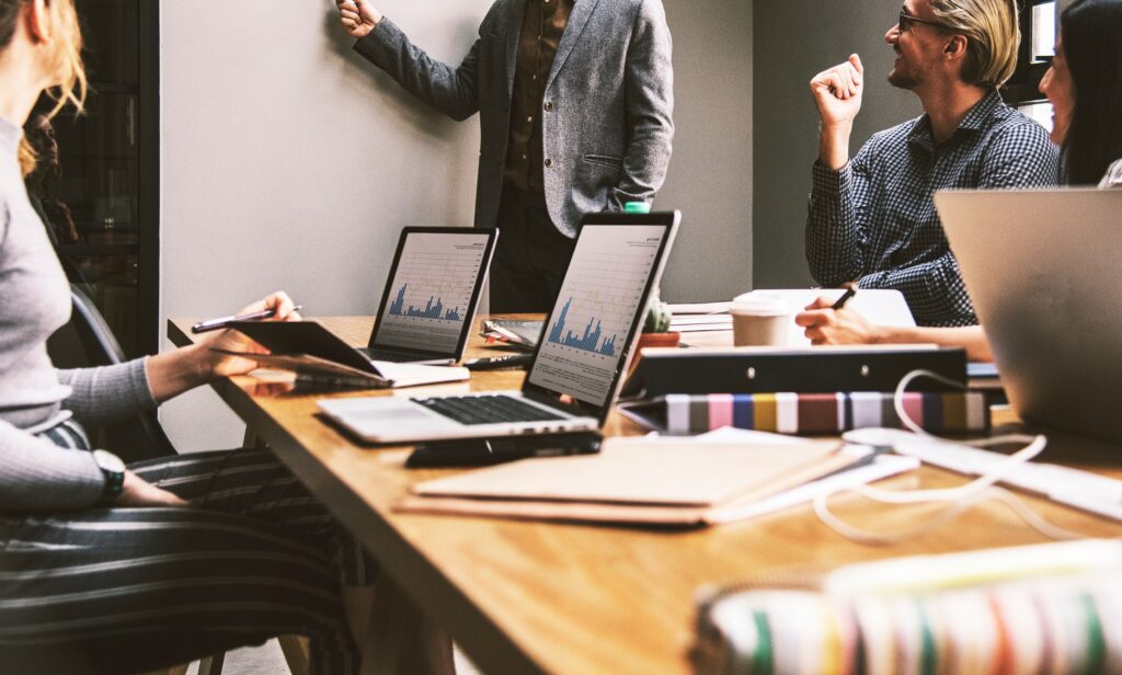 El software de automatización de flujos de trabajo con IA agéntica puede ayudar a los profesionales del sector inmobiliario a valorar automáticamente las propiedades cuando se añaden a su cartera.